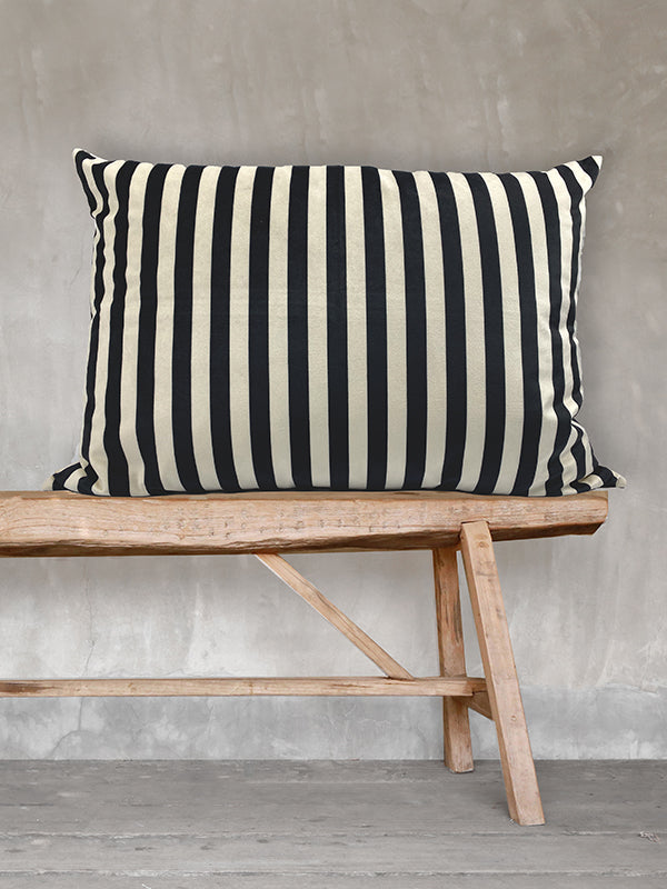 Fluweel kussen met zwart-wit strepen van Vanilla Fly bij webshop Philimonius