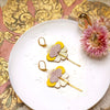 Chenoha oorringen Orchidées gris-rose, jaune & or mat bij Philimonius